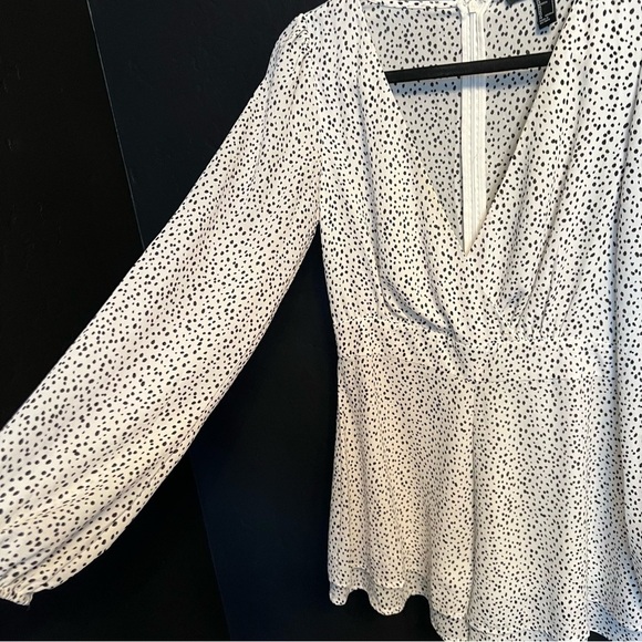 Forever 21 Romper White with black polka dots Long sleeves Zipper back, V-neck S - Picture 4 of 7